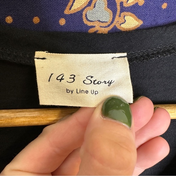 🦋5/20$🦋 lightweight black blouse - Picture 4 of 9